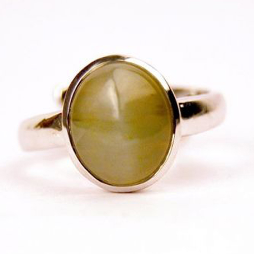 Glorious oval-shaped cat eye sterling silver ring